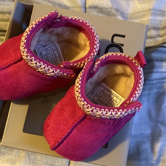 Ugg - Picture 2 of 2